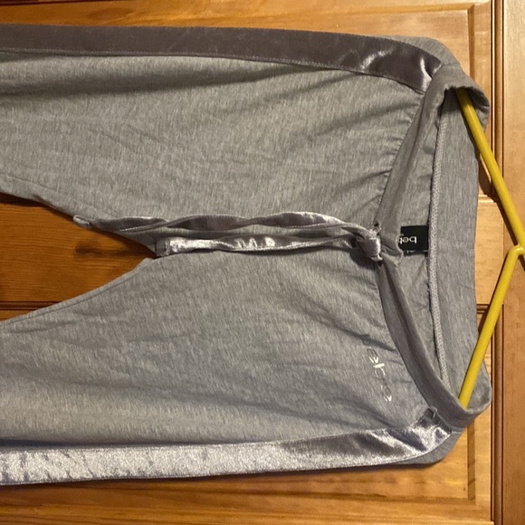 bebe sweatpants… Gray with velour stipe on side of legs / Velour tie at waist . - Picture 4 of 8